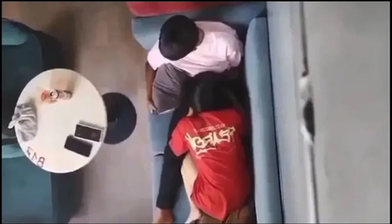 Quay lén người tình bú mút cho cô bạn gái nơi công cộng
